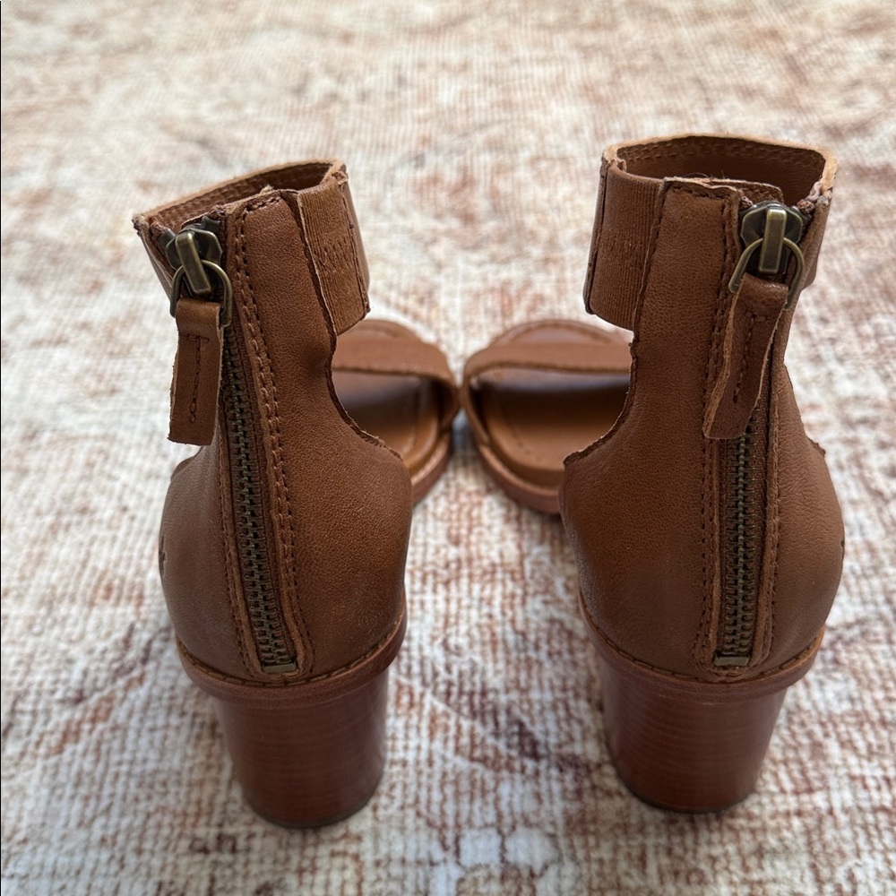 Frye Brielle Back Zip Stacked Heel Ankle Sandal Cognac Leather Women's Size 8 - Picture 5 of 10